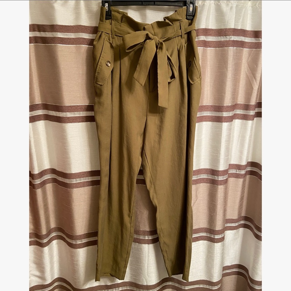High waisted trousers. Olive.